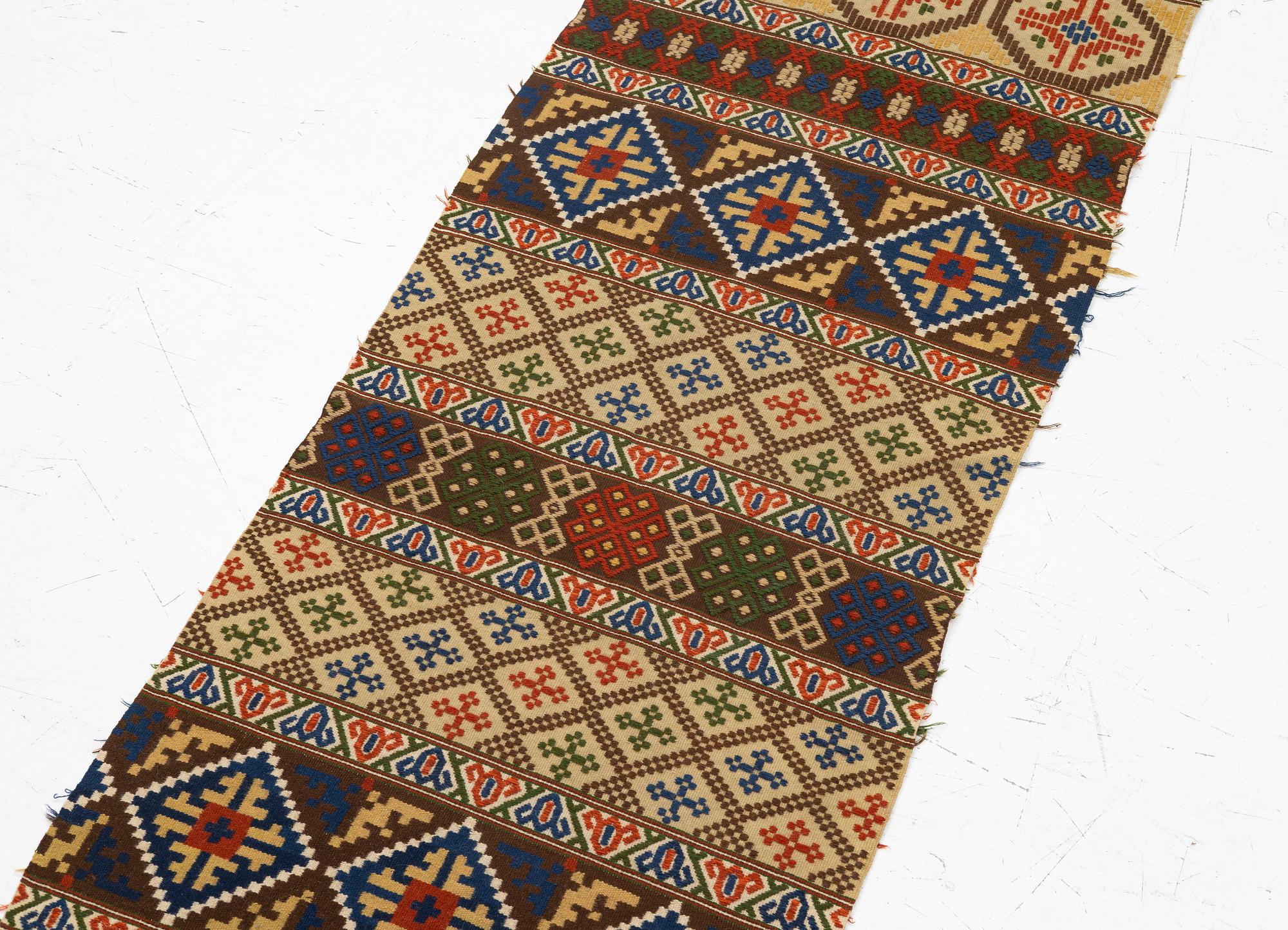 Bänkalängd, allmoge, krabbasnår, 1900-tal. 237 x 62 cm.