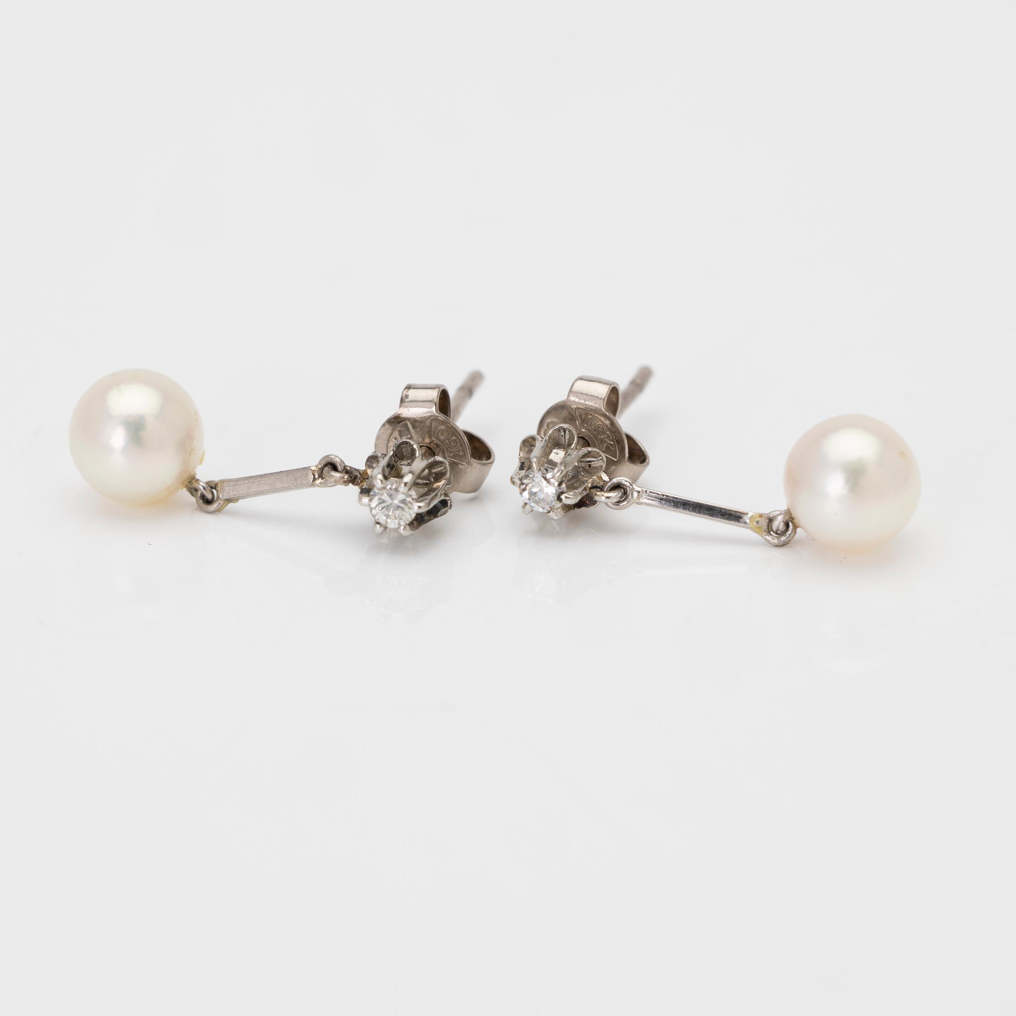 18K white gold earrings with cultured pearls and diamonds.