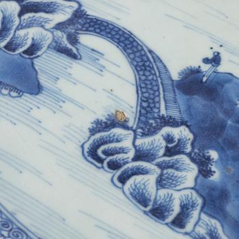 A blue and white serving dish, Qing dynasty, Qianlong (1736-95).