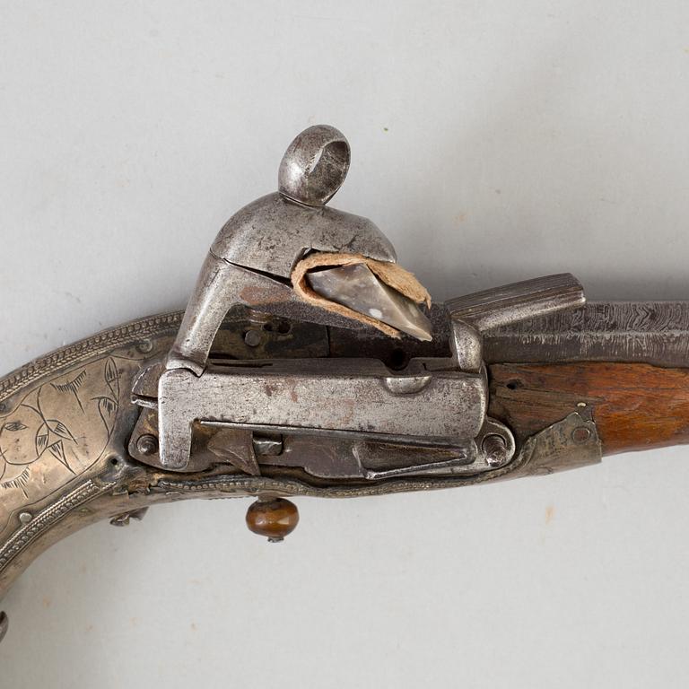 SNAPPLÅSPISTOL, Kaukasisk samt KARTUSCHVÄSKA, 1800-tal.