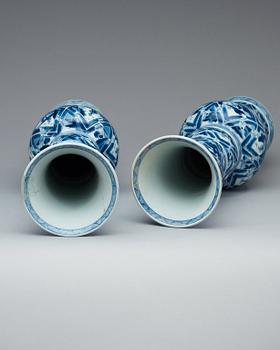 A pair of blue and white vases, Qing dynasty, Kangxi (1662-1722).