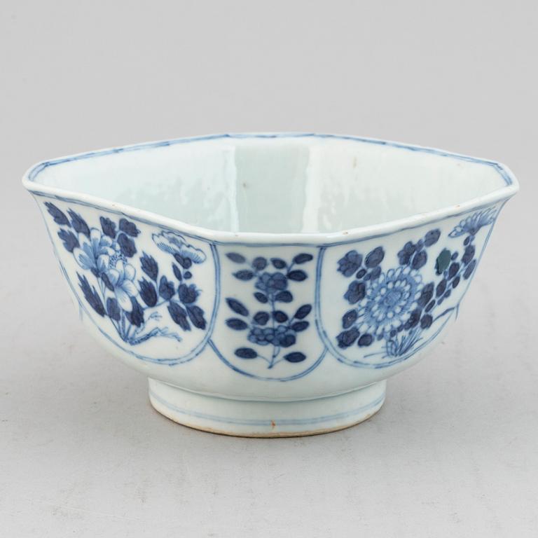 A blue and white bowl, Qing dynasty, 18th century.