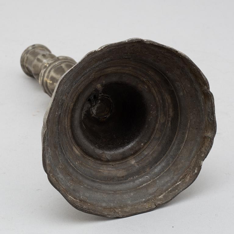 AN 18TH CENTURY PEWTER CANDLESTICK.