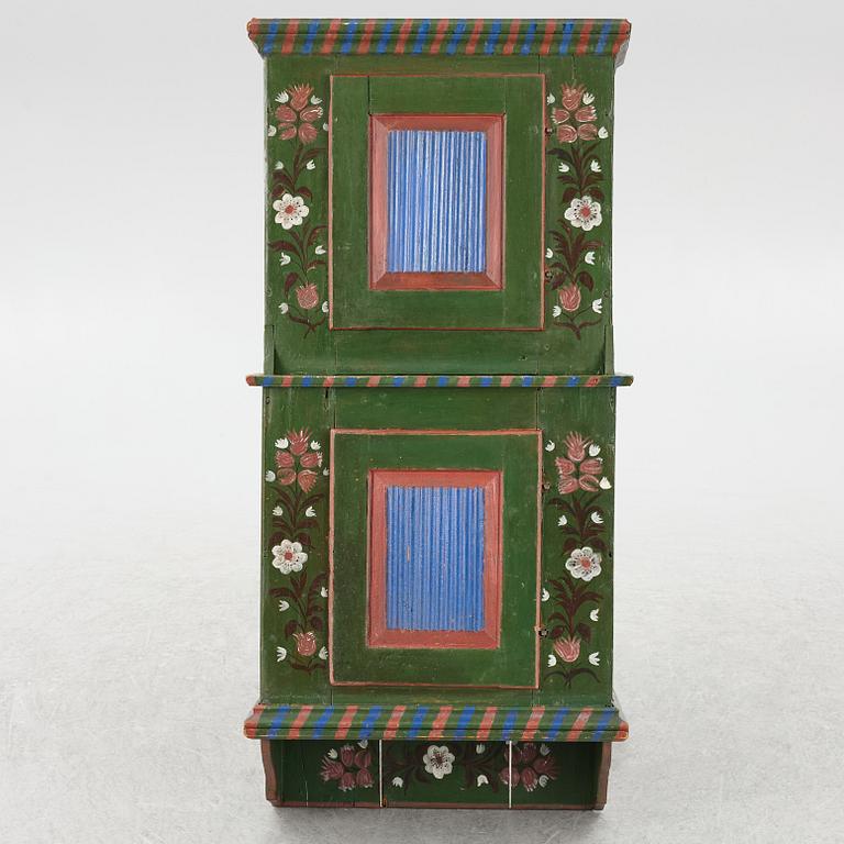 Hängskåp, allmoge, 1800-tal.