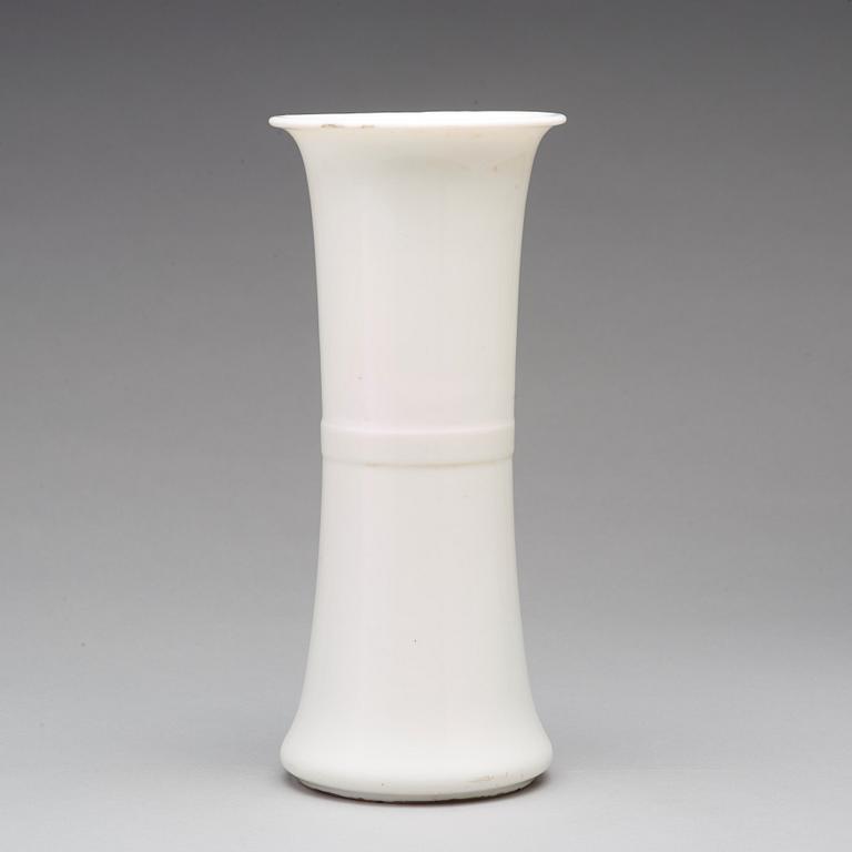 A blanc de chine vase, Qing dynasty, Kangxi (1662-1722).