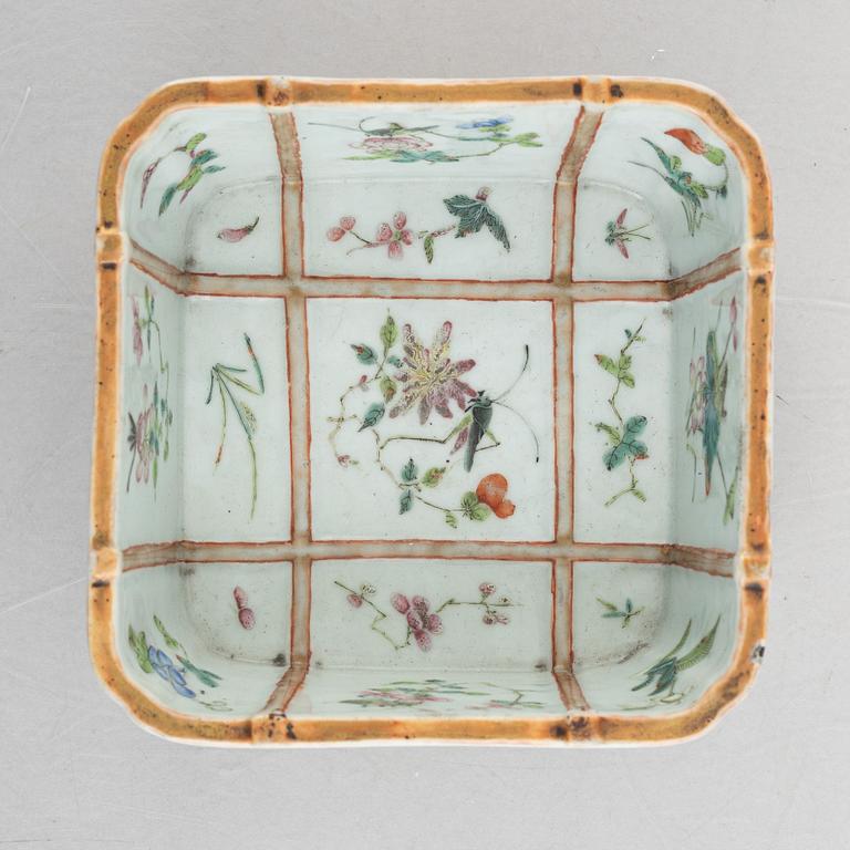 A Chinese porcelain bowl, late Qing dynasty.