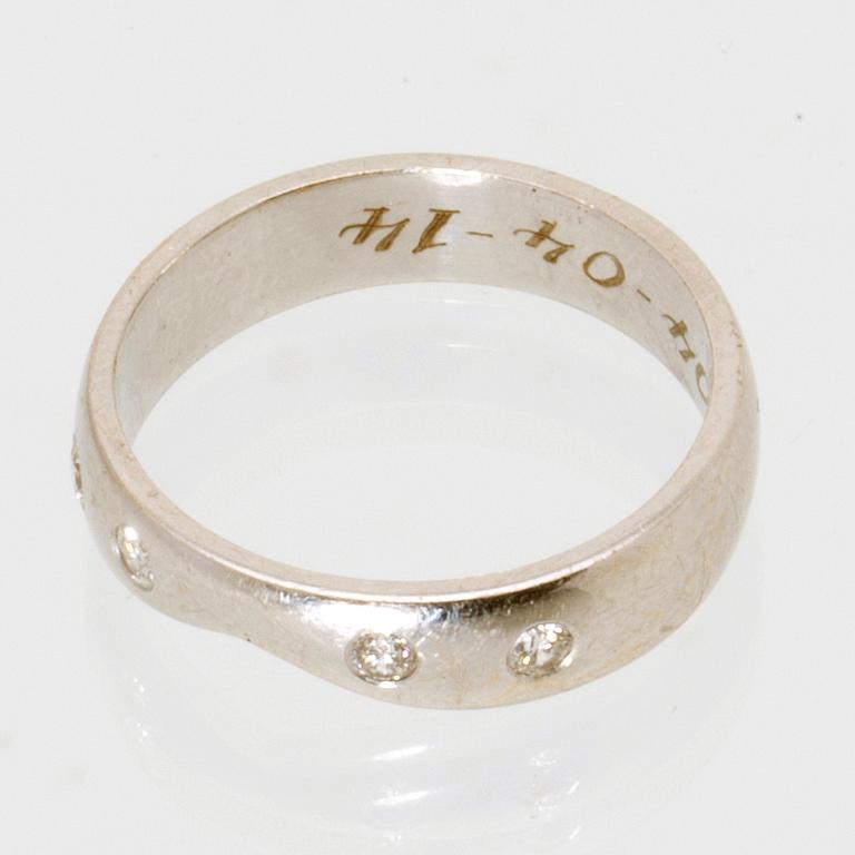 Ring 18K vitguld med 4 briljanter ca 0,15 ct totalt, storlek 18/56,5.