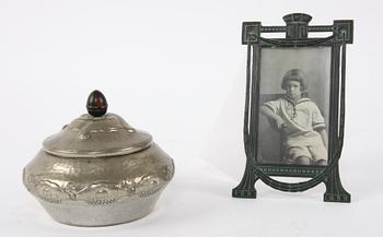 FOTOGRAFIRAM och DOSA MED LOCK, 2 delar, jugend. 1900-talets början.