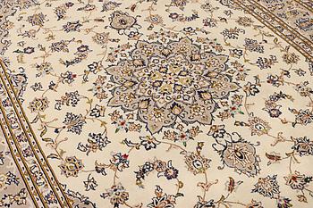 A Kashan carpet, c. 306 x 200 cm.