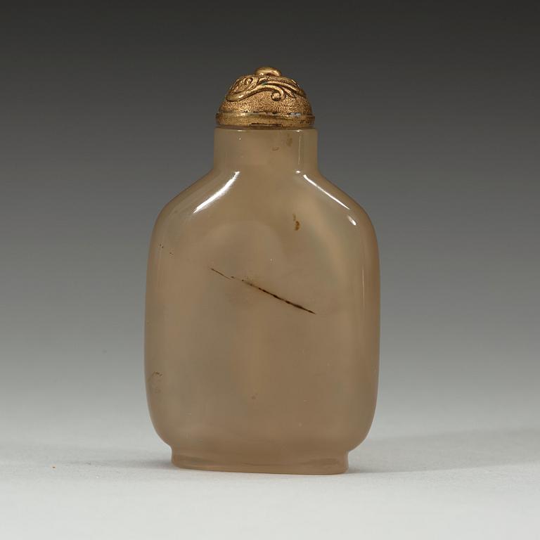 A silhouette chalcedony snuff bottle, Qing dynasty, 19th century.