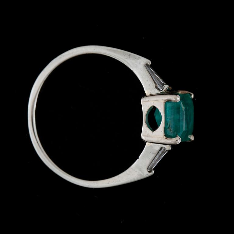 RING, 18k vitguld med smaragdslipad smaragd och små baguettslipade diamanter. Vikt 2g.