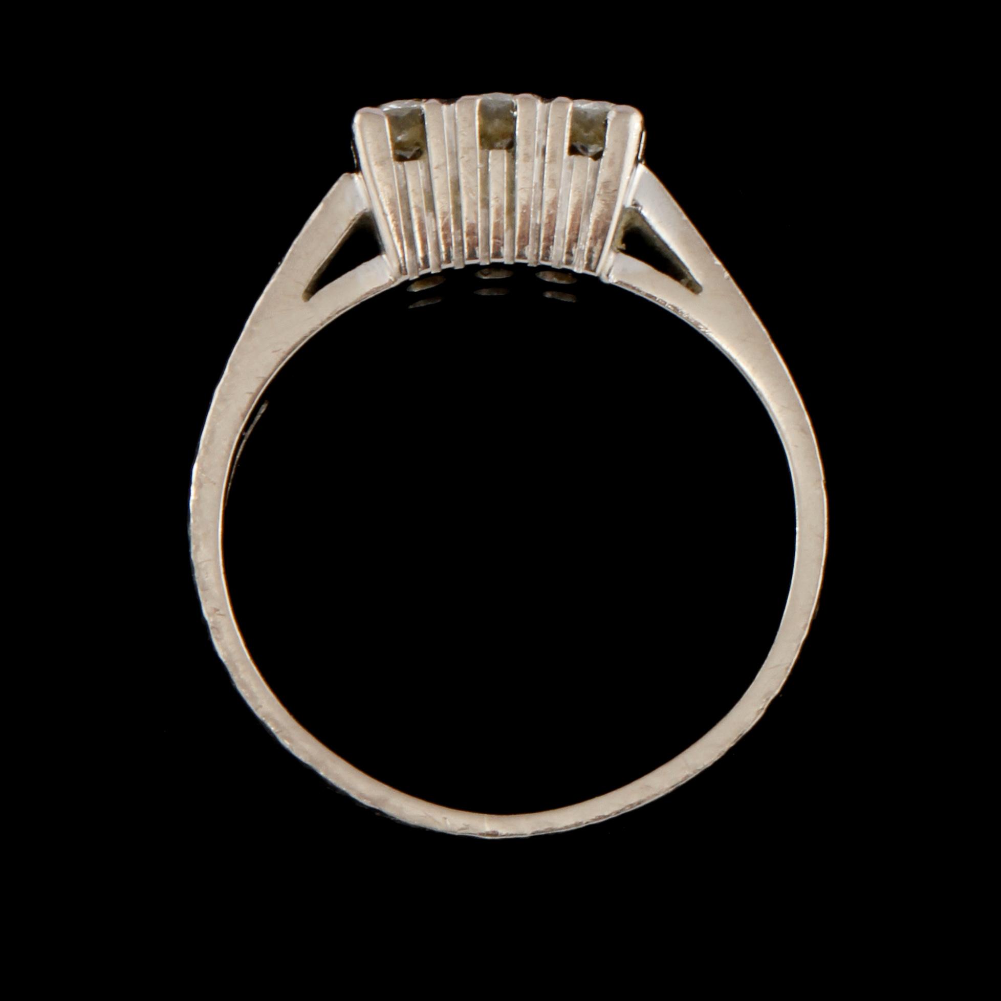 RING, 18k vitguld med 6 briljantslipade diamanter,0.42 ct. Ceson, Göteborg, 1970.