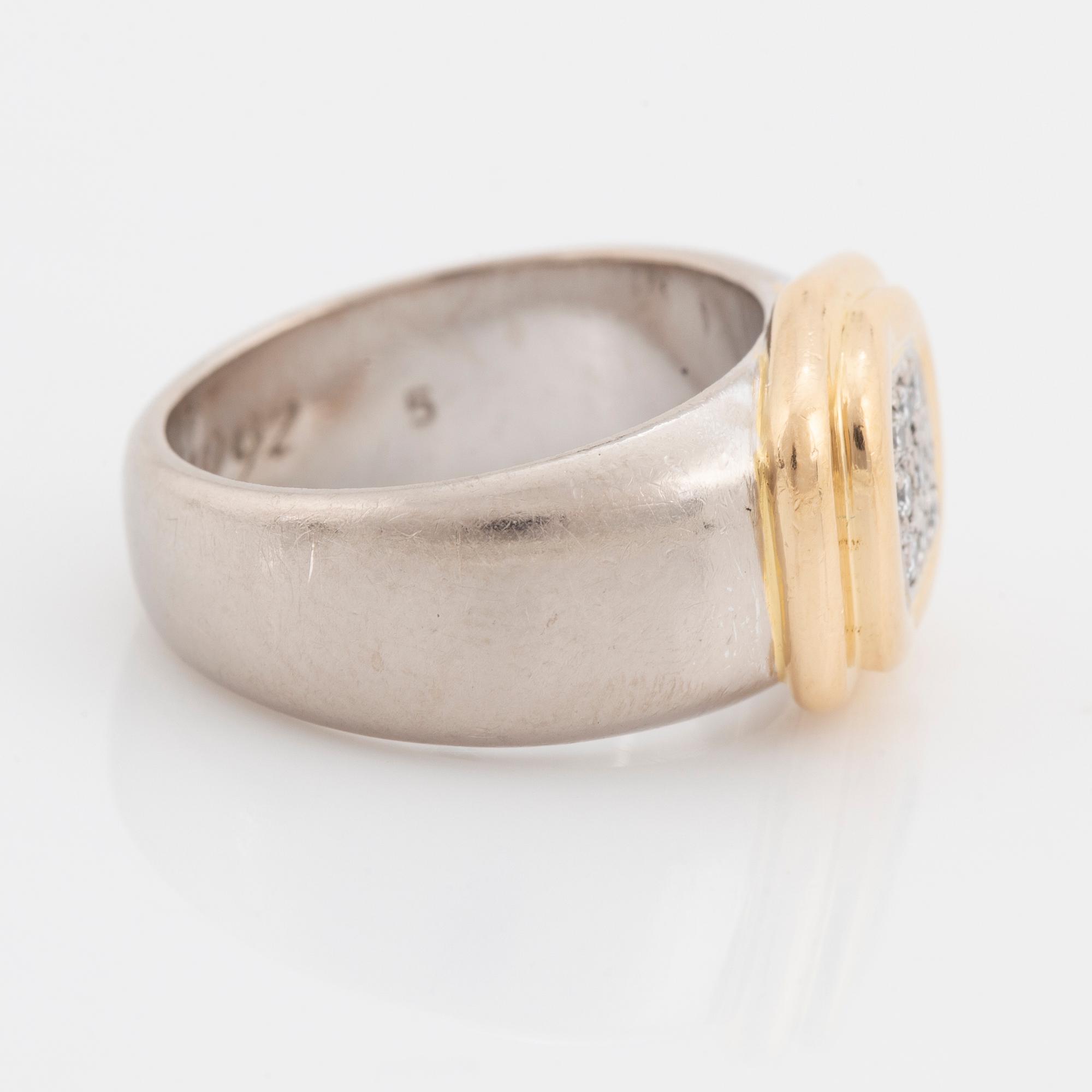 Ring 18K guld och vitguld med runda briljantslipade diamanter.