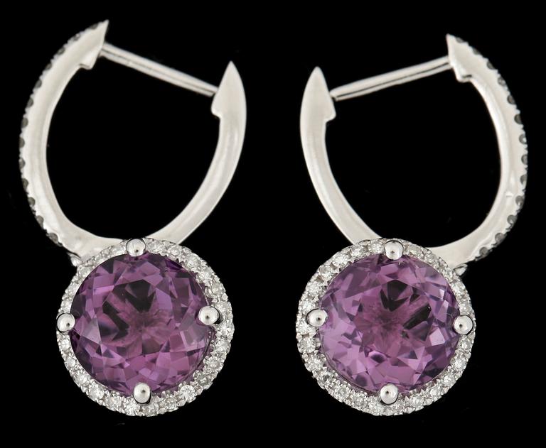 ÖRHÄNGEN, 14k vitguld med ametister tot ca5,45ct och diamanter tot ca0,45. Vikt ca4g.