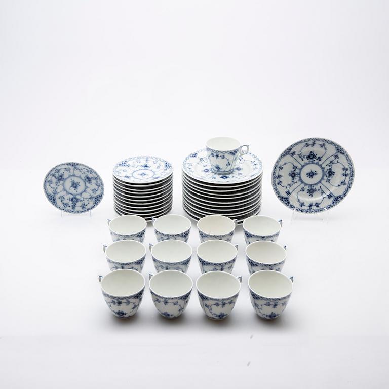 Royal Copenhagen, servisdelar, 26 delar, porslin, "Musselmalet", Danmark.