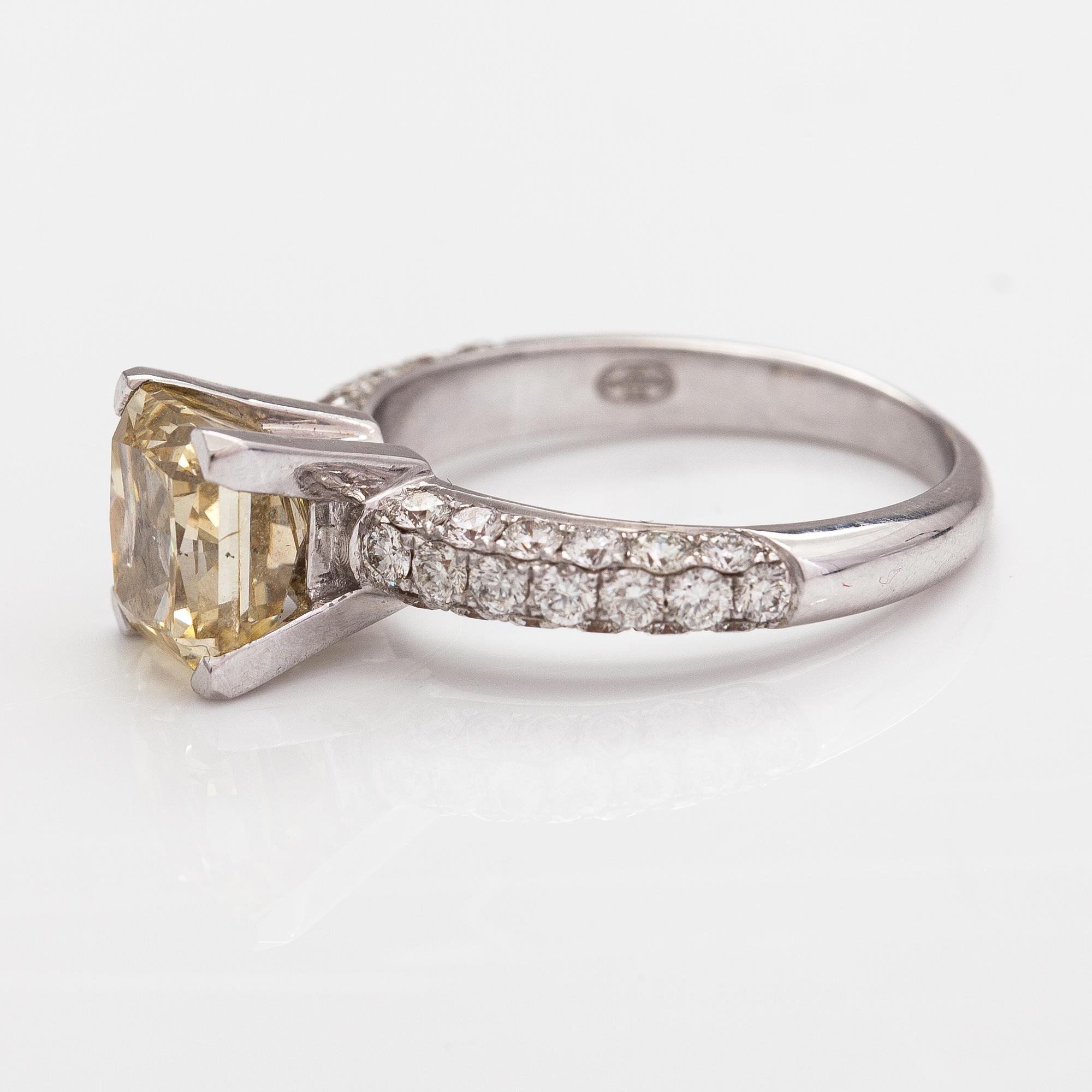 A 18K white gold ring with diamonds ca. 4.03 ct in total. With GIA certificate.