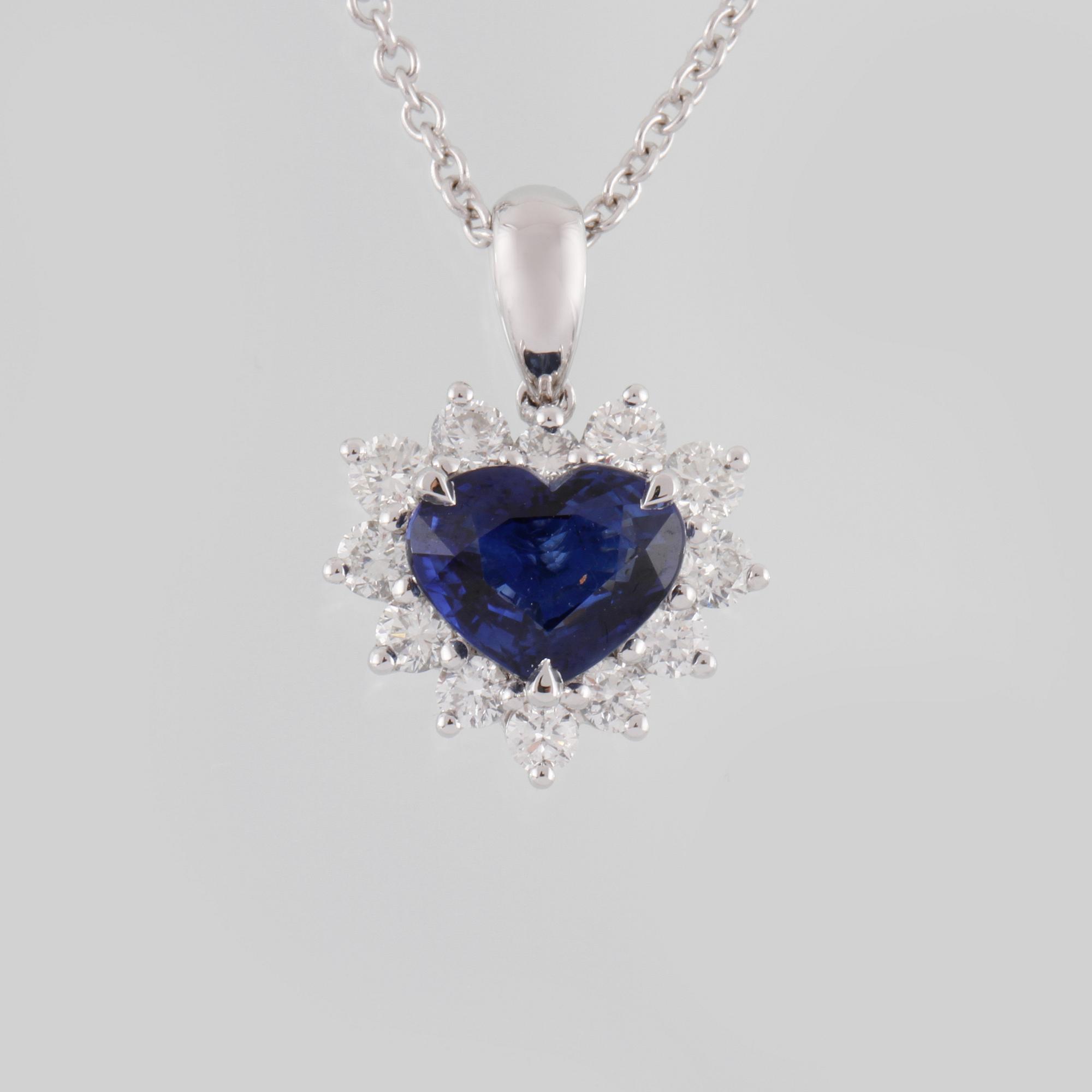 HÄNGE, 18K vitguld med briljantslipade diamanter 0.42 ct  samt hjärtslipad blå safir, 1.26 ct. Vikt 3,5 gram.