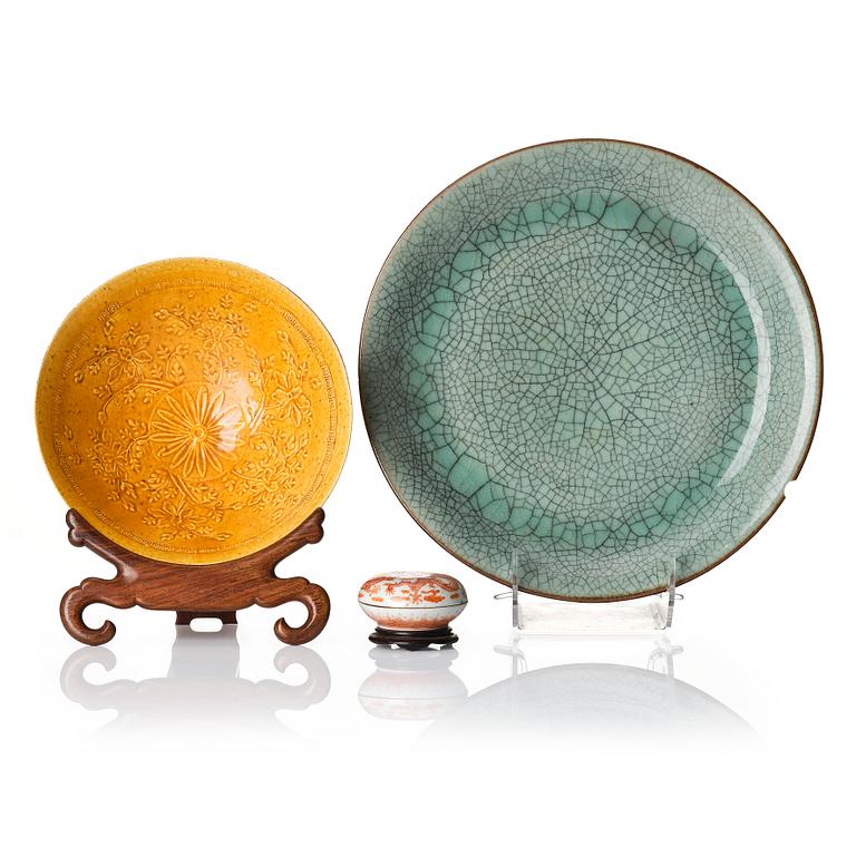 A ge glazed dish, yellow glazed bowl, and a five clawed dragon box with cover, late Qing dynasty.