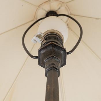 Ragnar Gellerstedt, bordslampa, Herman Bergmans Konstgjuteri, Stockholm, 1920-30-tal.