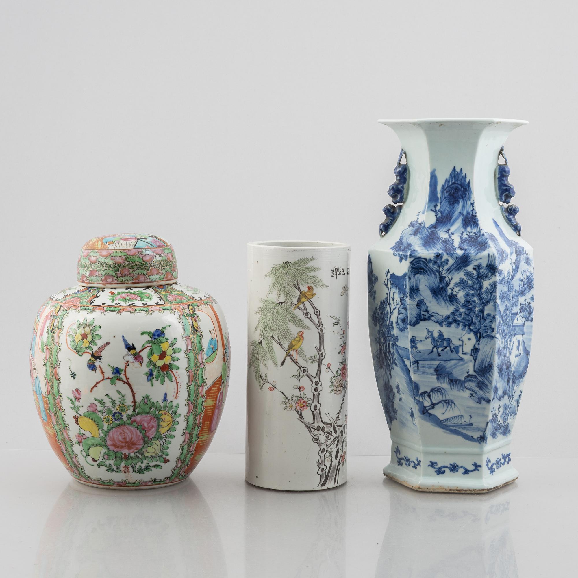 A blue and white vase, a brush pot and an urn with cover, porcelain, China, late Qing dynasty & 20th century.