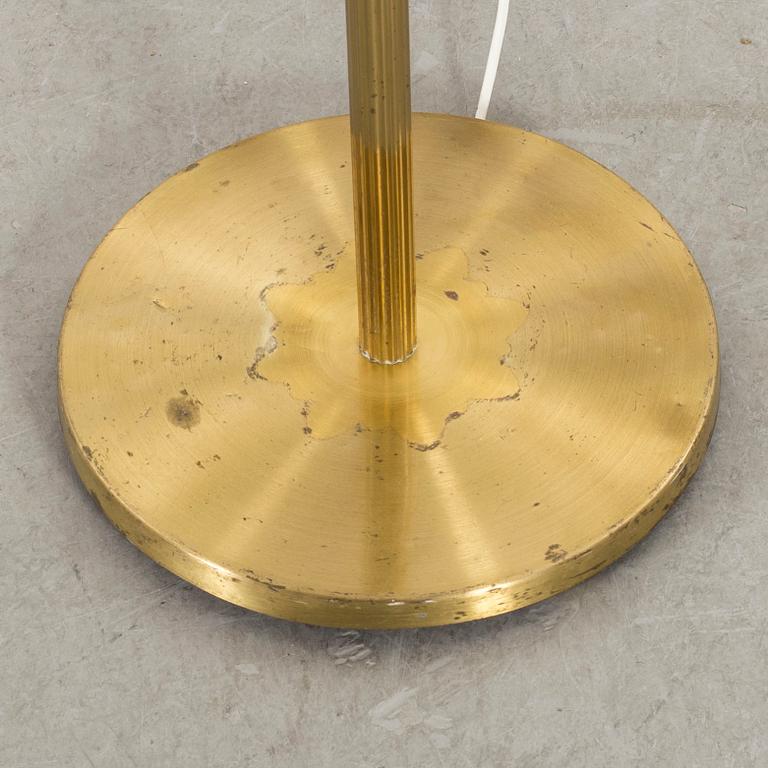 A BRASS FLOOR LAMP MID 20TH CENTURY.