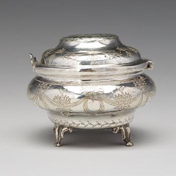 A Russian early 19th century parcel-gilt silver sugar-box, mark of Jakow Witalijew, Moscow 1803.