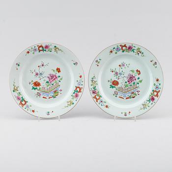 TALLRIKAR, 1 par, porslin, Kina, Qianlong 1736-1795.