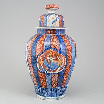 A JAPANESE JAR AND COVER, Imari, first half of the 20th century.