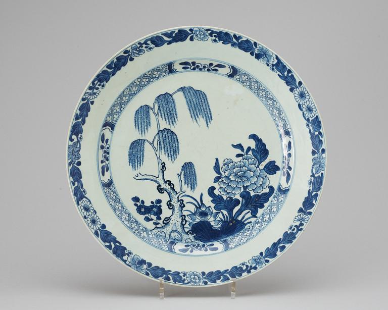 A blue and white plate. Qing dynasty, Qianlong 1736-95.
