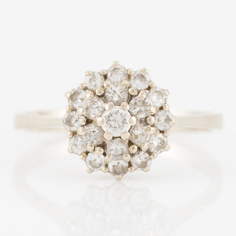 Ring 18K gold set with round brilliant-cut diamonds.