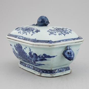 A blue and white tureen with cover, Qing dynasty, Qianlong (1736-95).