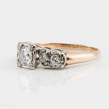 Ring in 14K white and red gold with round brilliant-cut diamonds.