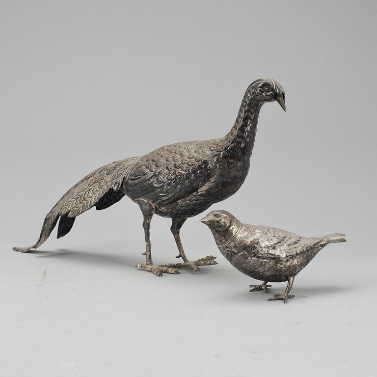 FIGUR/PEPPARKAR samt FIGUR, 1+1, silver respektive nysilver, Möjligen Holland, 1900-talets första hälft. Vikt ca 170 g.