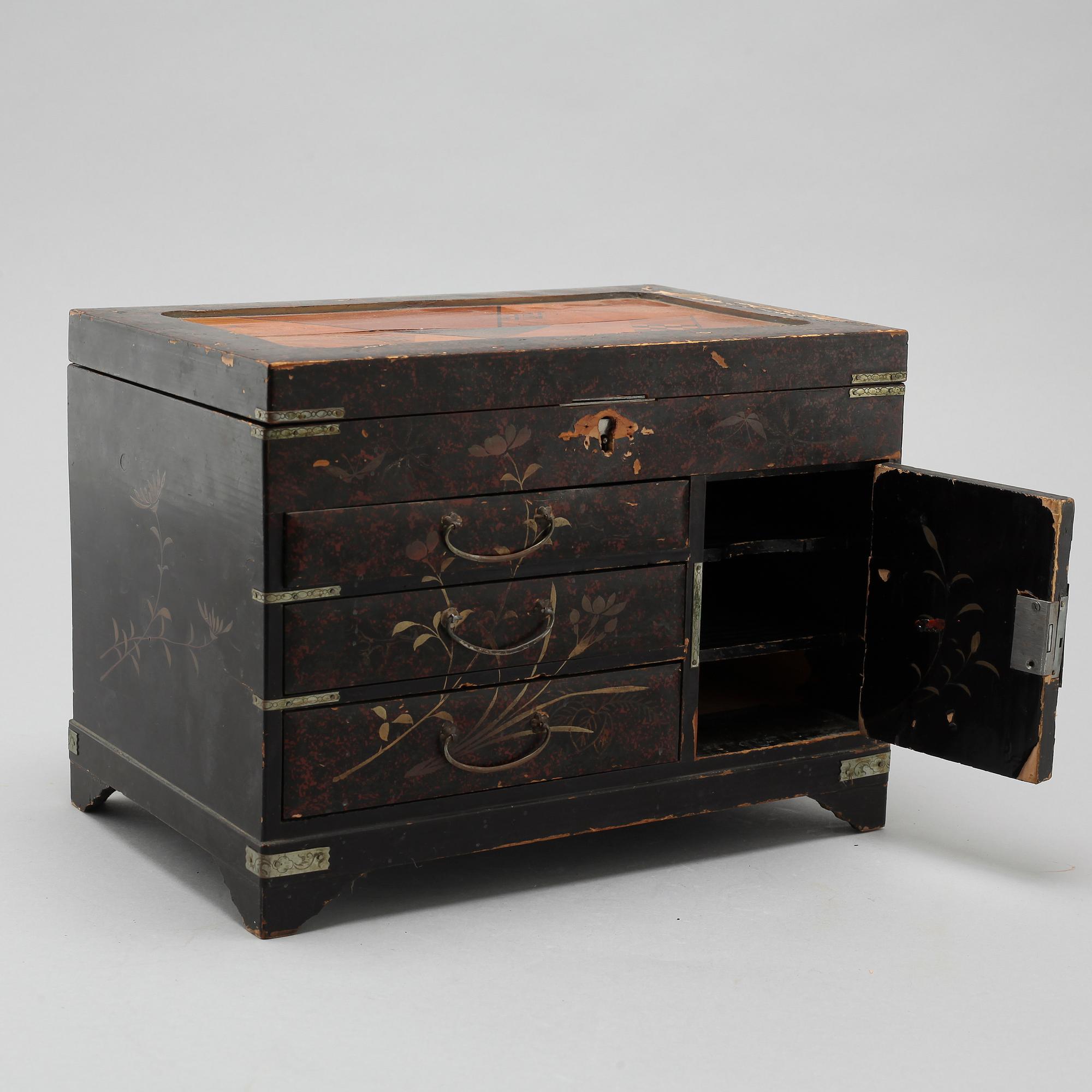 A small japanese cabinet from the first half of the 20th century.