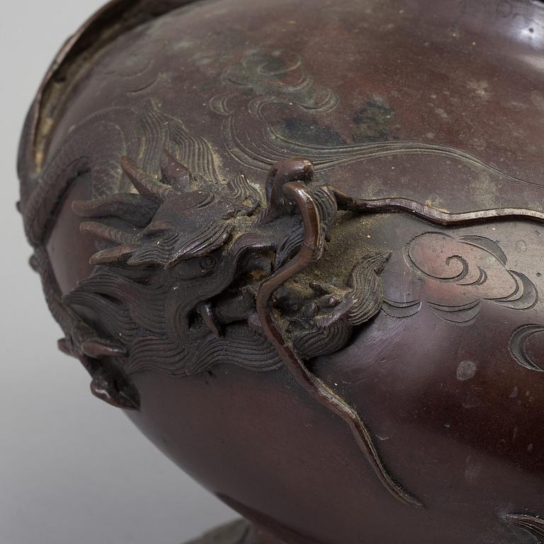 A JAPANESE BRONZE URN, Meiji 1868-1912.