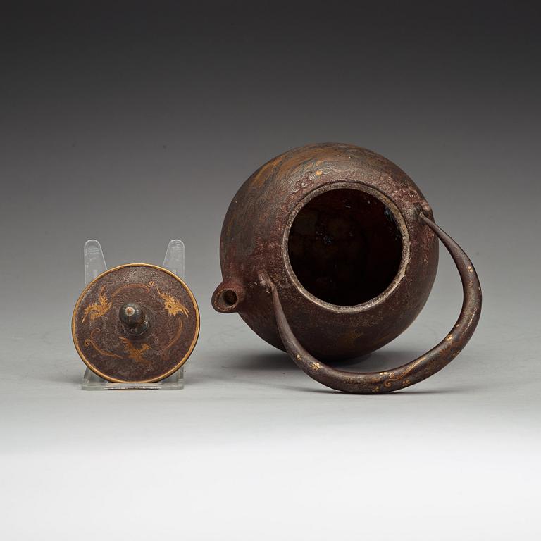 TEKANNA med LOCK, järn. Japan, Meiji (1868-1912).