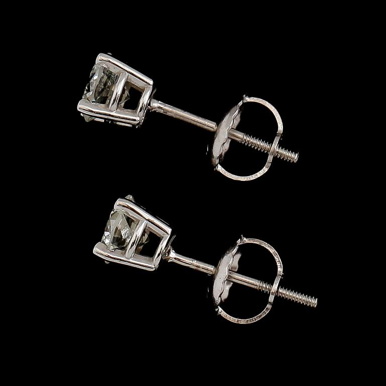 ÖRHÄNGEN, 1 par, 14 k vitguld, briljantslipade diamanter tot ca 0.63 ct.