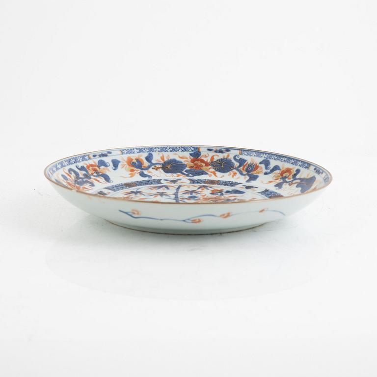 A porcelain Imari dish, China, Qing dynasty, first half of the 18th century.