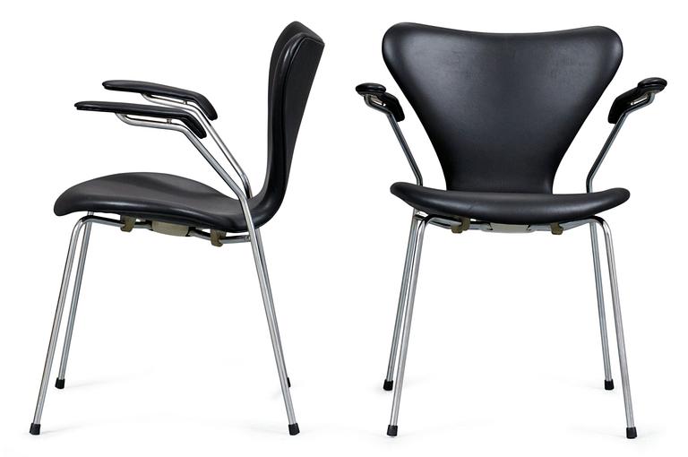 A pair of Arne Jacobsen chairs "Seven" by Fritz Hansen, Denmark.