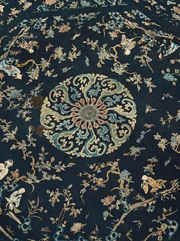 ANTIK BRODERAD DUK, Kina, Qingdynastin, ca 167 x 164 cm.
