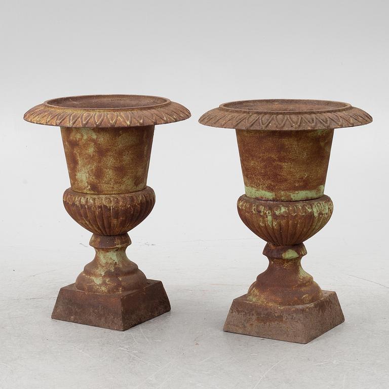 Garden urns, a pair, 20th century.