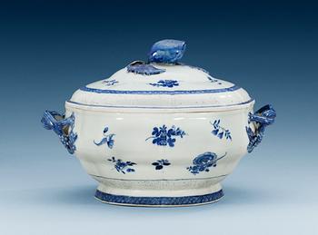 1746. A blue and white tureen with cover, Qing dynasty, Qianlong (1736-95).