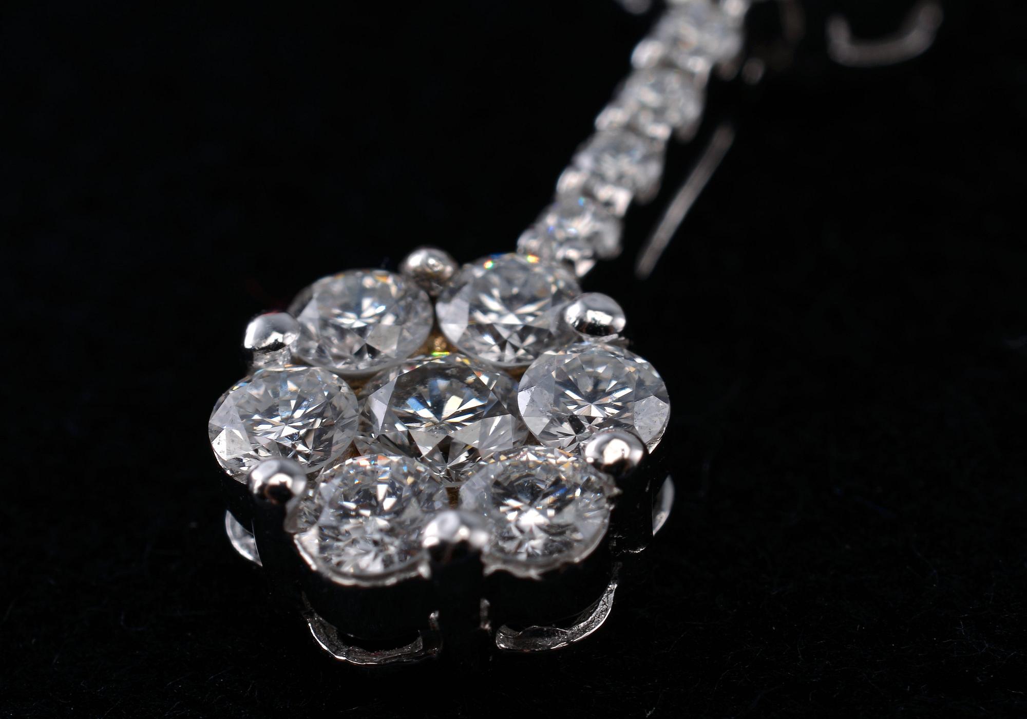 RIIPUS, briljanttihiottuja timantteja n. 1.22 ct. 18 K valkokultaa. Paino 4,2 g.