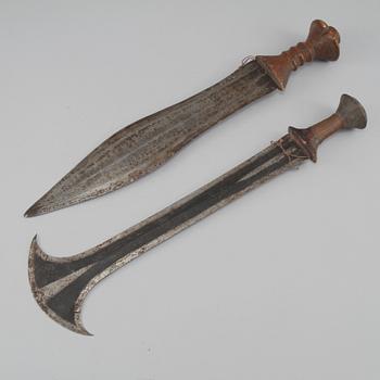 VAPEN, 2 st, troligen Afrika, 1900-tal.