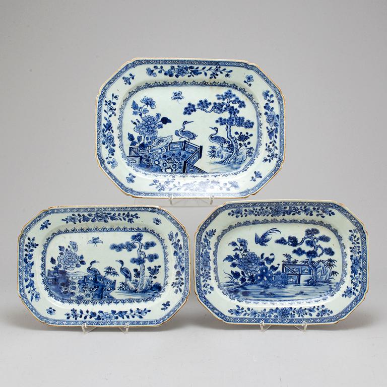 Three blue and white export porcelain serving dishes, Qing dynasty, Qianlong (1736-95).