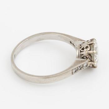 Ring in platinum with brilliant-cut diamond.