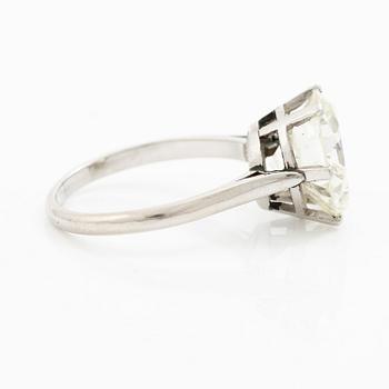Ring med en rund briljantslipad diamant ca 6.07 ct.
