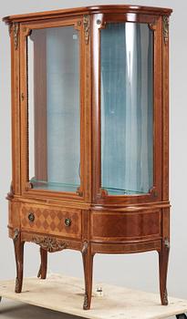 VITRINSKÅP, Louis XVI-stil, 1900-tal.