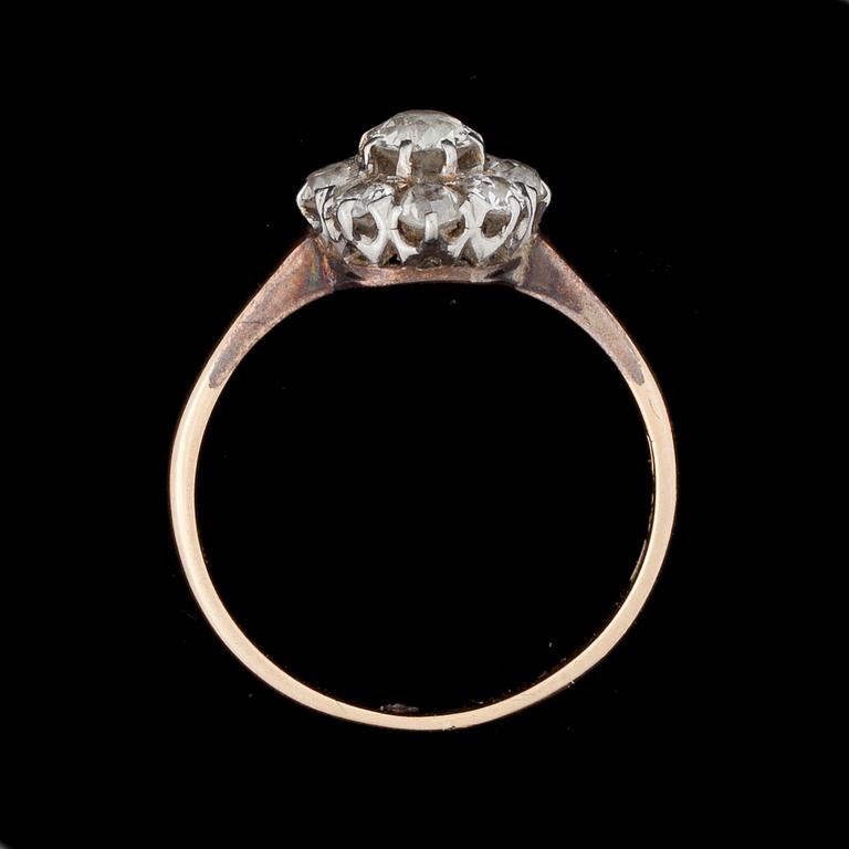 RING, 18k guld, besatt med antikslipade diamanter, totalt ca 0,59 ct. 1910. Vikt ca 2,3 g.
