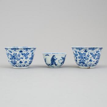 KOPP med FAT, samt KOPPAR, två stycken, porslin. Kina, Qingdynastin, Kangxi (1662-1722).